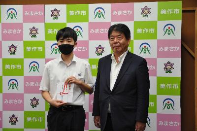 全国大会等出場者激励会で三浦さんと記念撮影する萩原市長