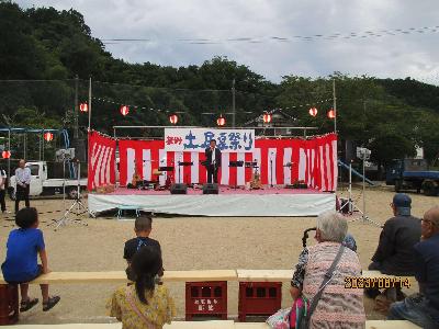 土居地区夏祭りで挨拶をする萩原市長