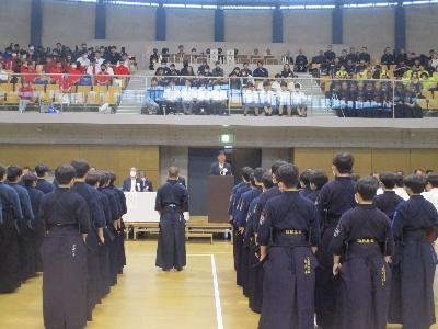 宮本武蔵顕彰剣道大会の開会式で挨拶をする萩原市長