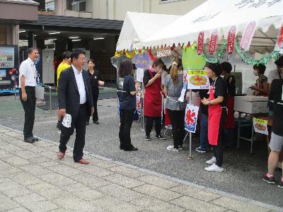 林野高校あがりん祭の模擬店を訪ねる萩原市長