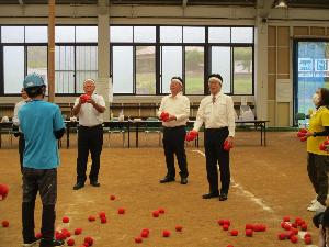 運動会で玉入れをする萩原市長