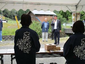 木地師まつりで挨拶をする萩原市長