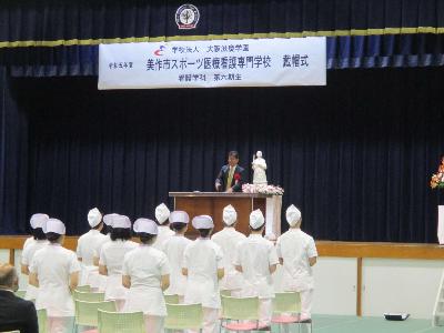 戴帽式で挨拶をする萩原市長