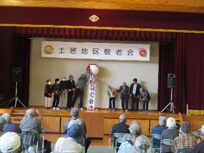 土居地区敬老会で、皆さんとくす玉を割る萩原市長