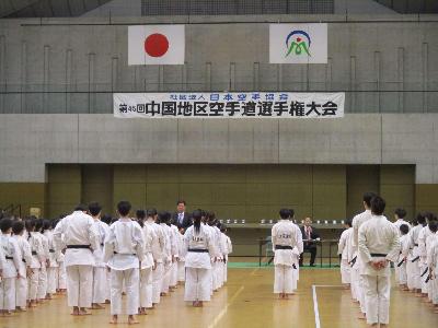 空手選手権大会で挨拶をする萩原市長