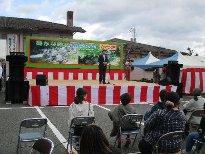 かつたふれあいまつりで挨拶をする萩原市長