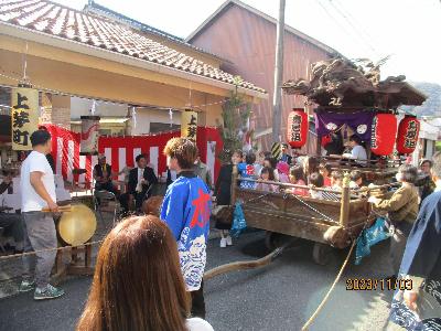 林野神社のお祭りで、神輿の巡行を見守る萩原市長