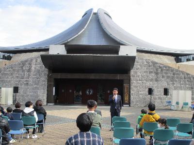 宮本武蔵顕彰武蔵武道館で開催されたみまフェスで挨拶する萩原市長