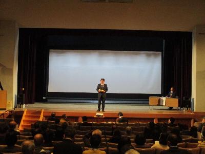 学びの多様化学校講演会の開会式で挨拶をする萩原市長