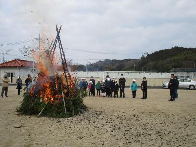 子どもとんど祭りで、習字などを燃やす様子