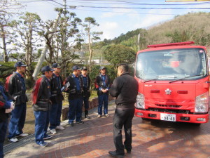 説明を受ける消防団員たち