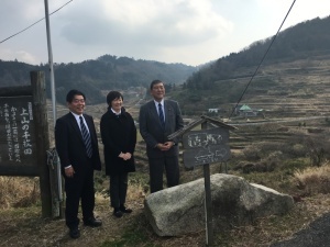 上山神社前で記念撮影