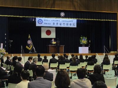 滋慶学園高等学校の卒業式で、壇上に立つ萩原市長