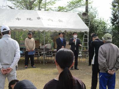 開会式で挨拶する萩原市長