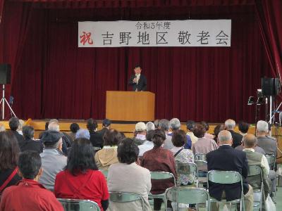 敬老会で祝辞を述べる萩原市長