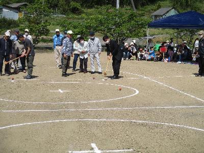 みなさんとプレーを楽しむ萩原市長