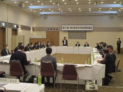 岡山県都市消防連絡協議会総会で挨拶をする萩原市長