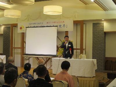 阿南市国際交流協会創立30周年記念式典で講演している萩原市長