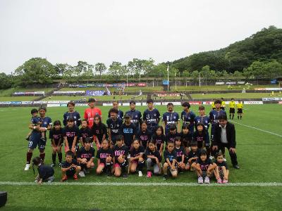 湯郷Belleの試合でBelleキッズとともに記念撮影する萩原市長