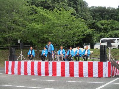 特設ステージで祝辞を申し上げる萩原市長