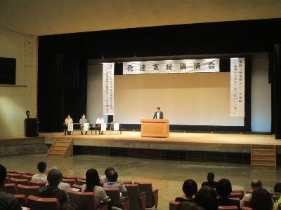 発達支援講演会の開会で、挨拶する萩原市長