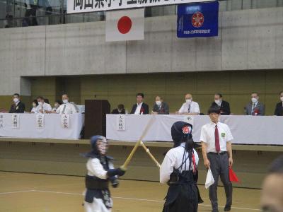 小学生の剣道大会で応援する萩原市長