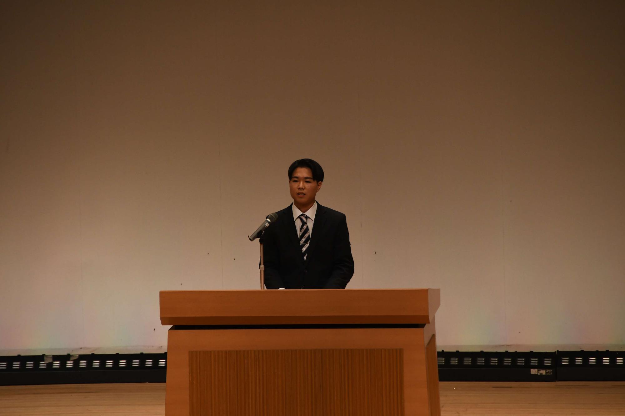 決意表明を述べる二十歳の会実行委員長