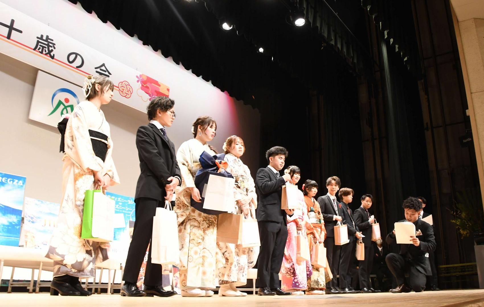 「みまさか賞」の当選者がインタビューを受ける様子