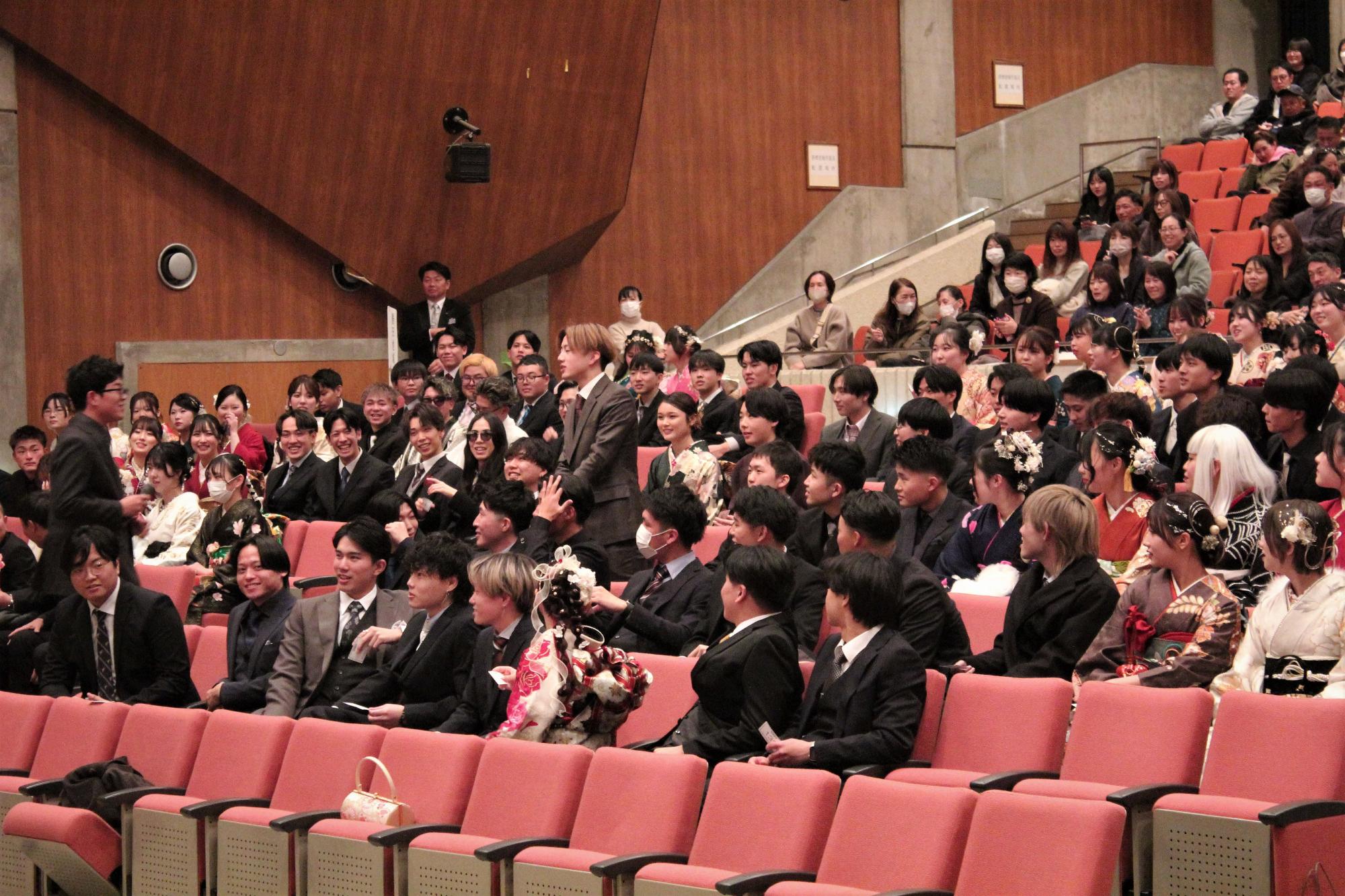 「4等」の当選者3人目がインタビューを受ける様子