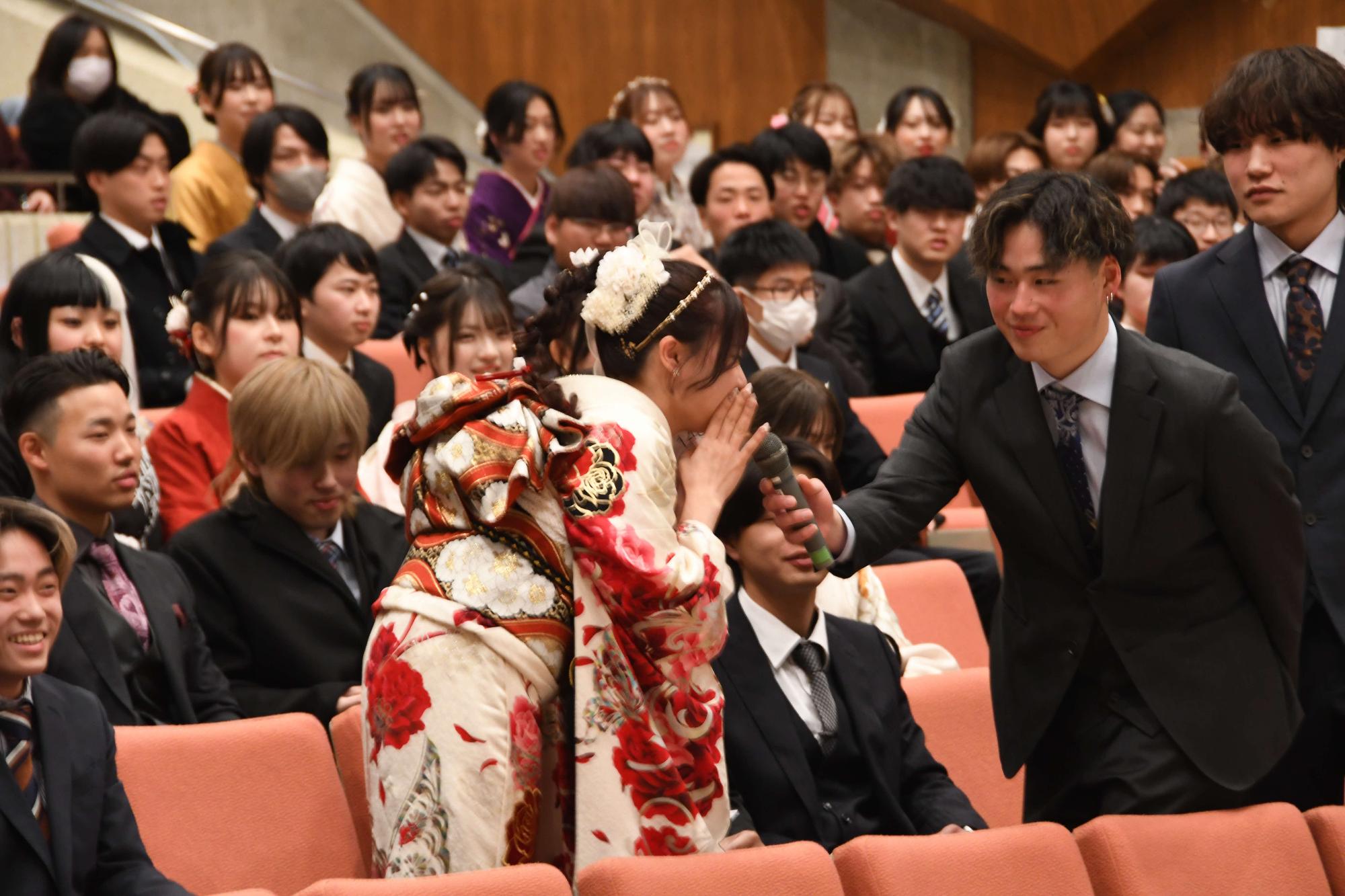 「4等」の当選者1人目がインタビューを受ける様子