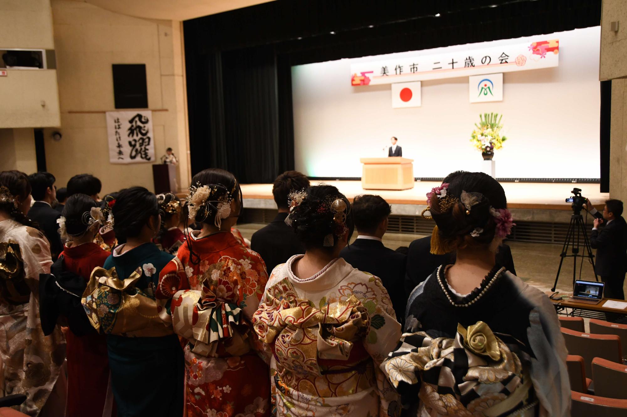 決意表明を聞く参加者の様子