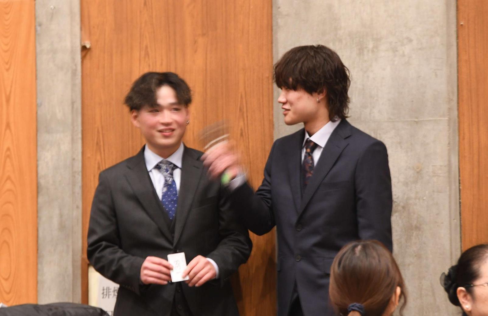 「4等」の当選者2人目がインタビューを受ける様子