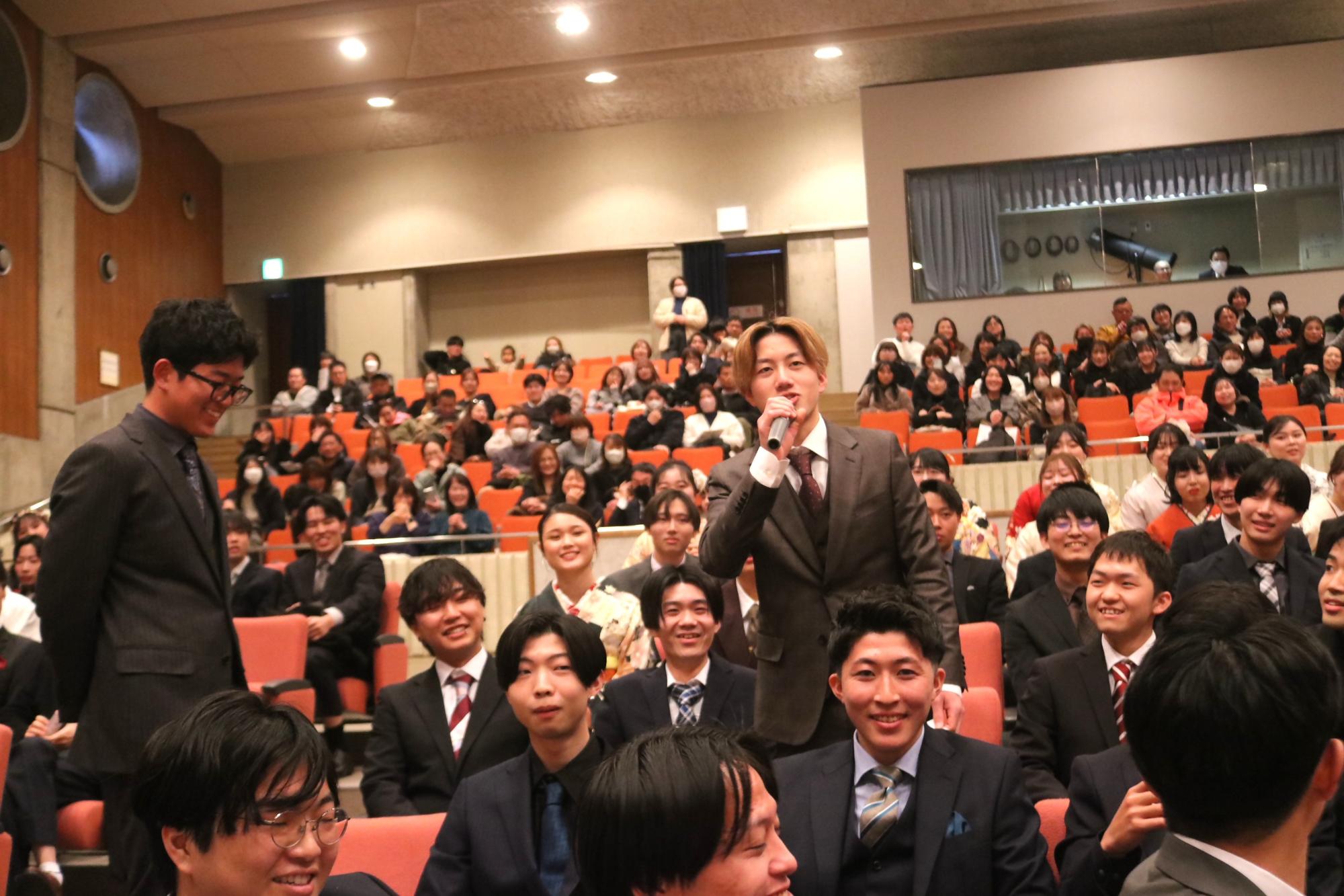 「4等」の当選者3人目がインタビューを受ける様子