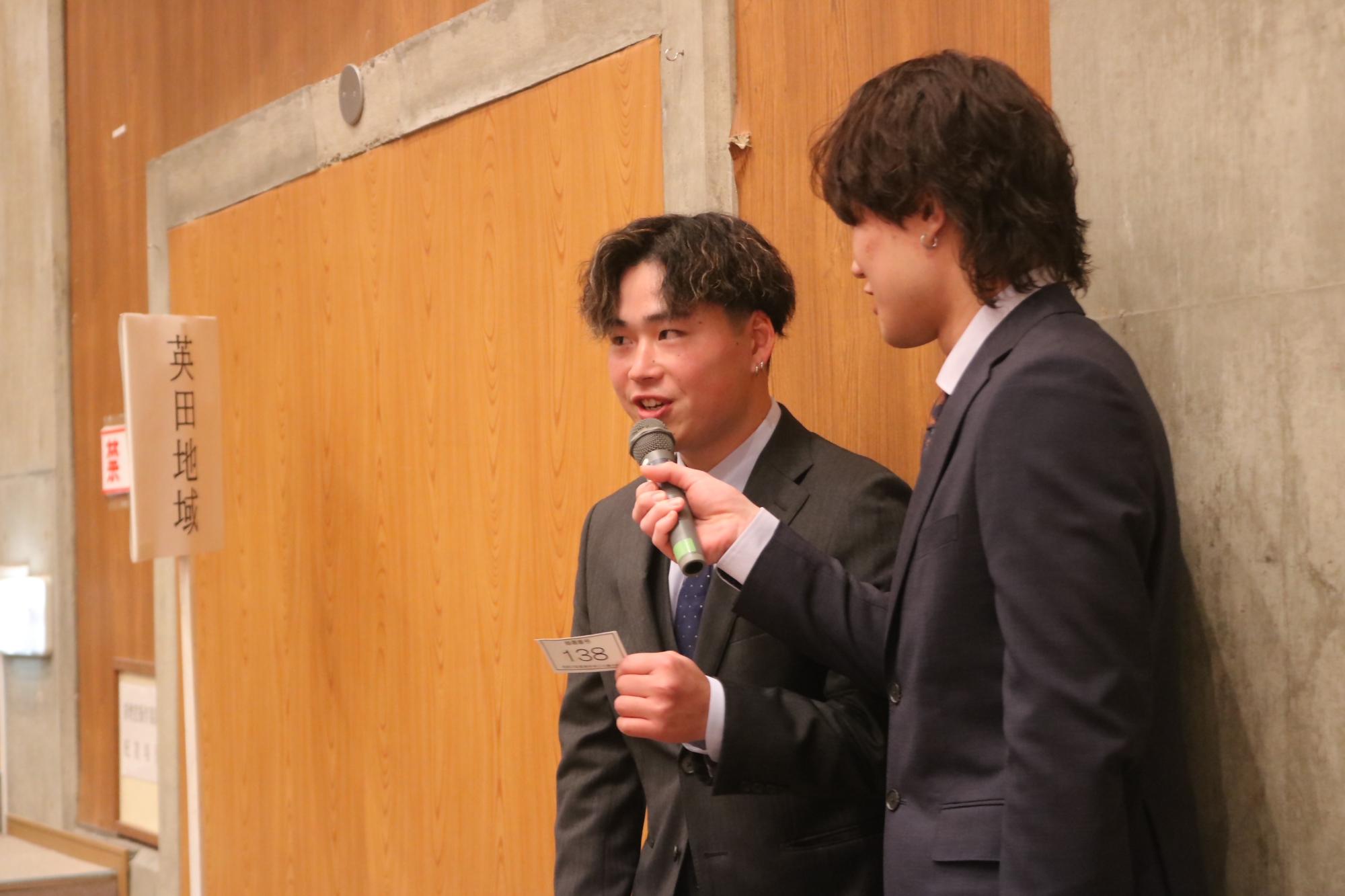 「4等」の当選者2人目がインタビューを受ける様子