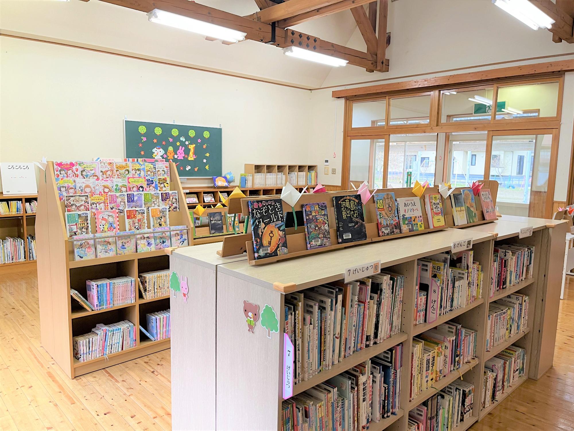 東粟倉図書館に並ぶ本